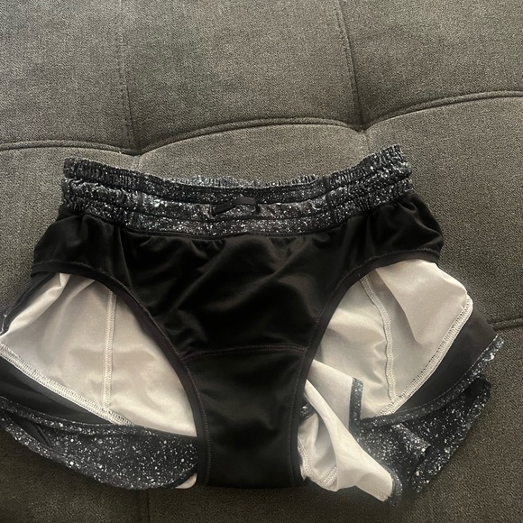 Lululemon hotty hot shorts 2.5” mineralize multi / black - Picture 3 of 4